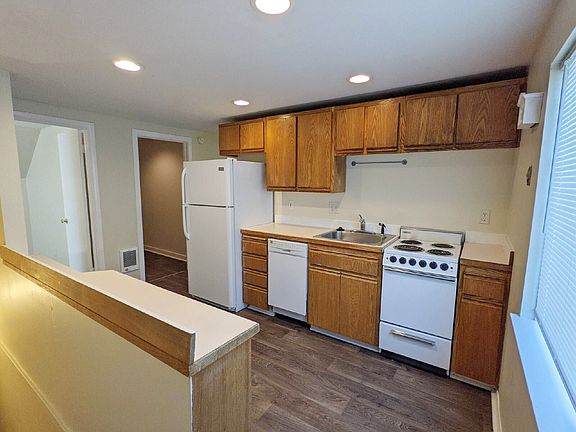 3rd image of 957 Chambers St