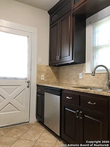 802 Indianola St — Photo 9