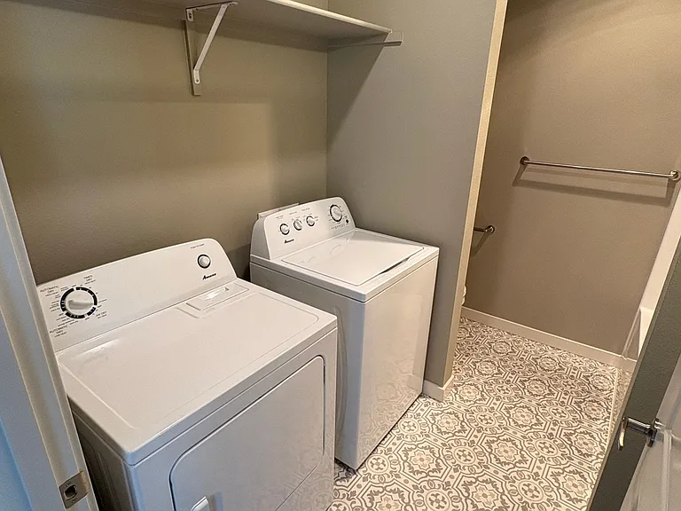 Laundry/Bathroom Laundry/Bathroom