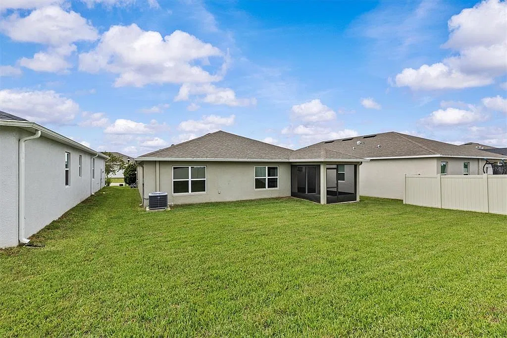 4 bed, 2.0 bath, 1701 sqft, $2,800 — Photo 3