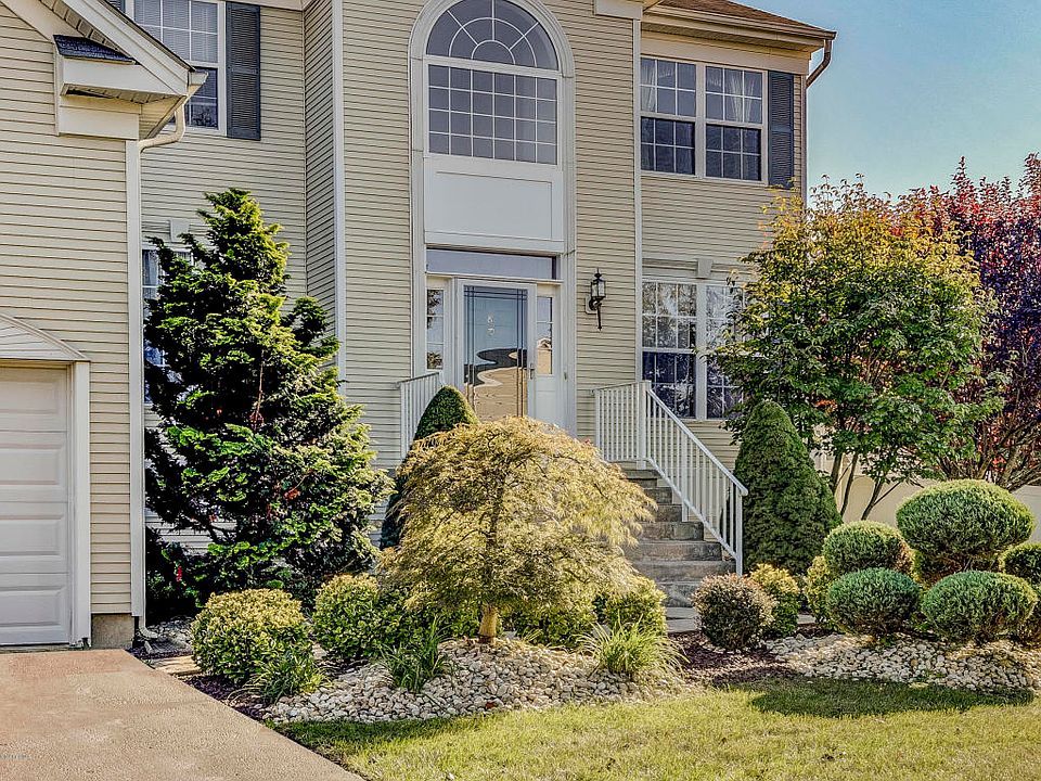 2nd image of 8 Inverness Dr
