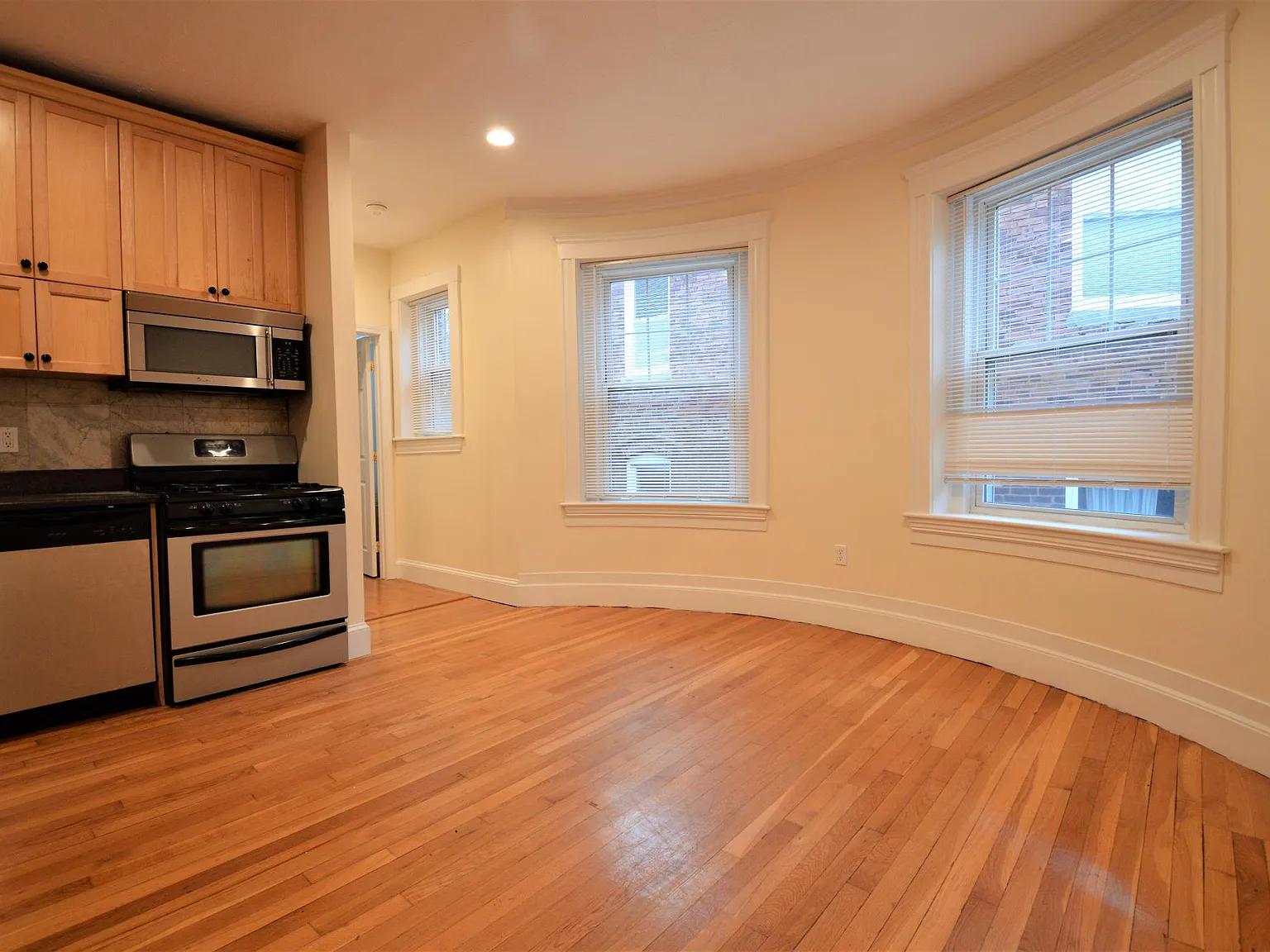 3 bed, 1400 sqft, $4,700 — Photo 4