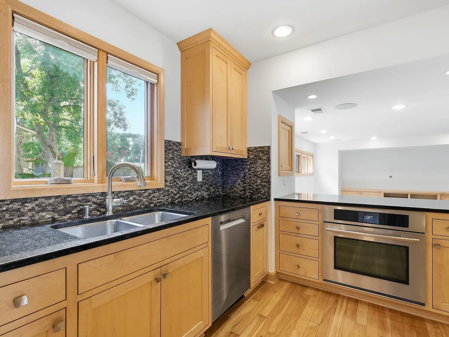4 bed, 2.5 bath, 3610 sqft, $4,200 — Photo 3