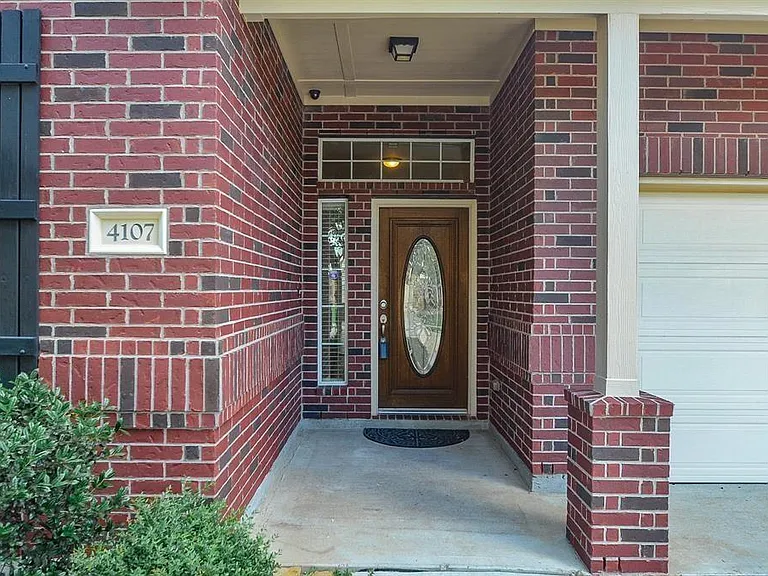 4107 Elk Bluff Ln — Photo 2