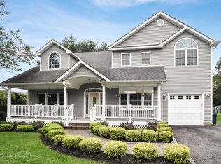 694 Old Medford Ave, Medford, NY 11763