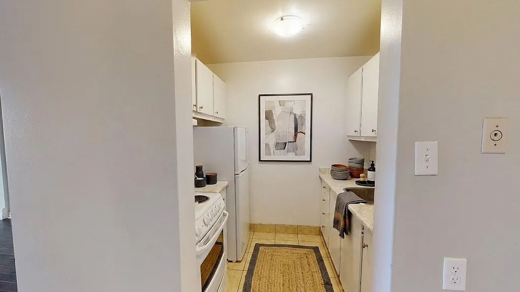 Dundas Apartments — Photo 1