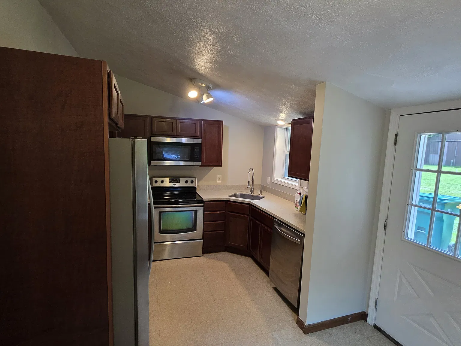 2150 Holmes Dr — Photo 3