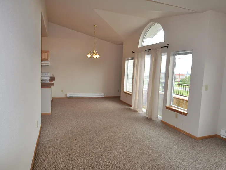 610 Lake Elmo Dr — Photo 4