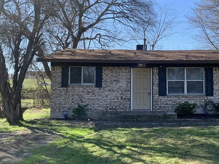212 E Valley Rd — Photo 1