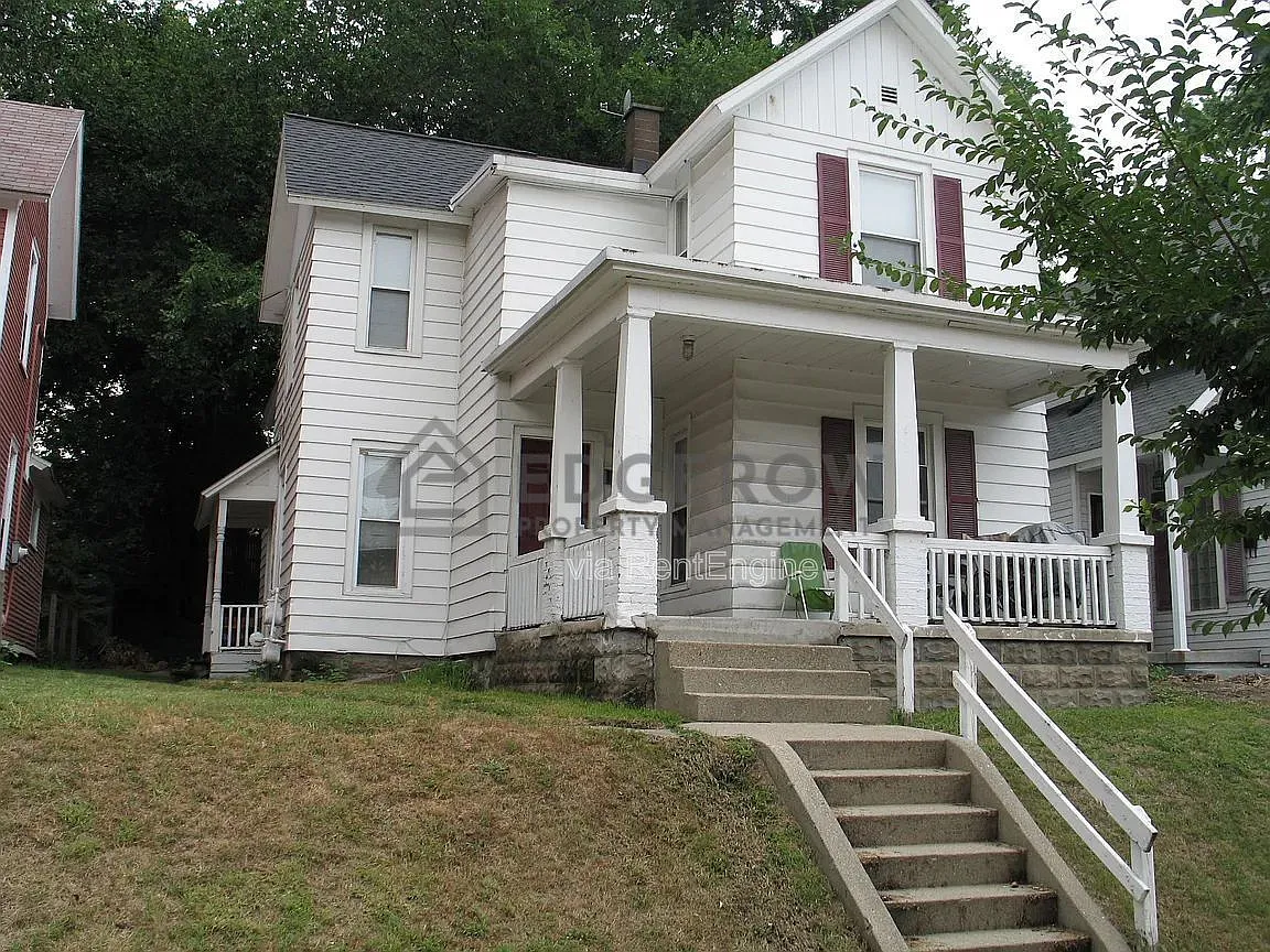 2 bed, 1.0 bath, $1,300 — Photo 1