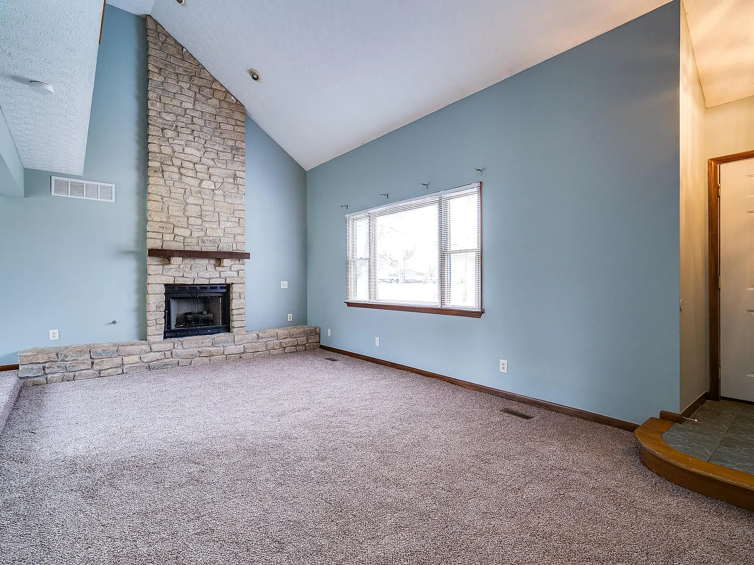 2 bed, 2.5 bath, 1358 sqft, $1,650 — Photo 4
