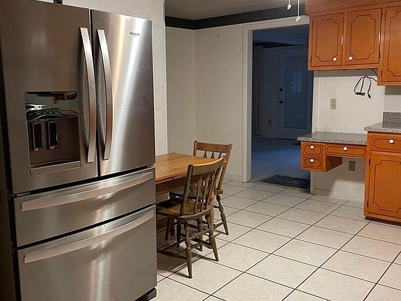 4th image of 901 Elm St