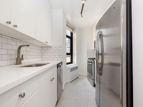 5th image of 245 E 44th St APT 26A