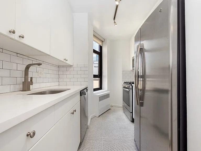 245 E 44th St #9A — Photo 4