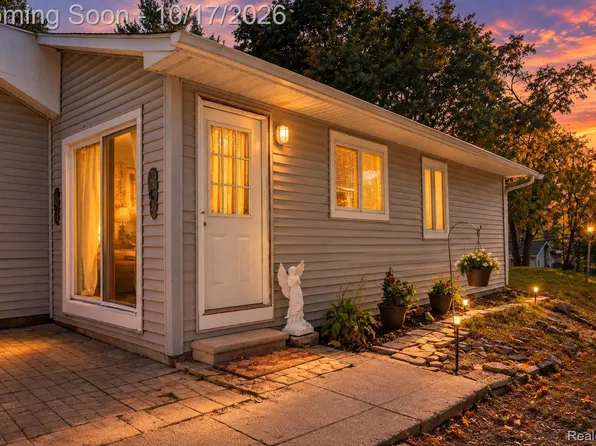 58 Omar St, Pontiac, MI 48342