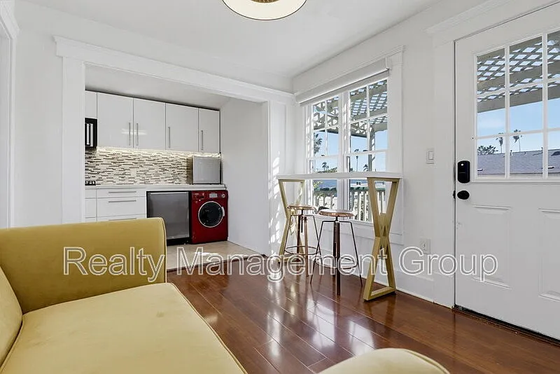 1 bed, 1.0 bath, 450 sqft, $2,000 — Photo 3