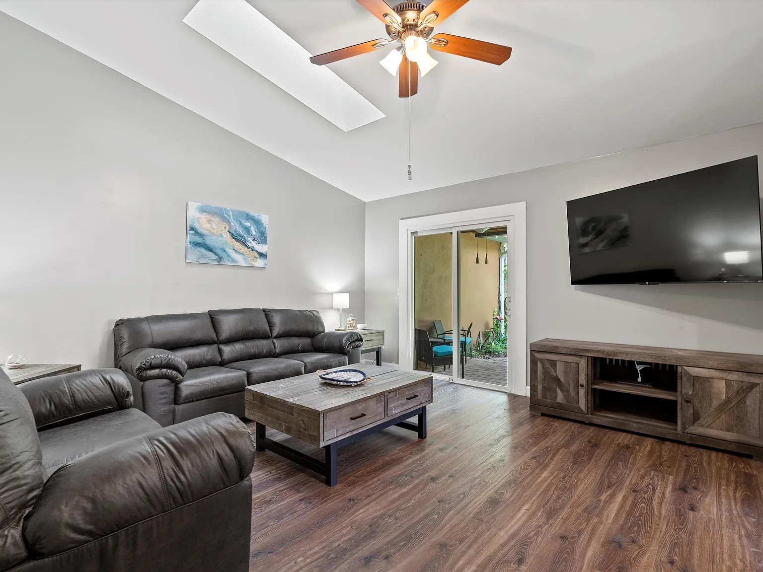 3 bed, 1028 sqft, $2,195 — Photo 2