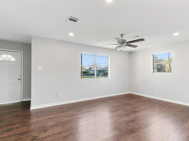 986 Dewalt St — Photo 15
