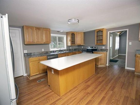 3rd image of 529 W Wixom St