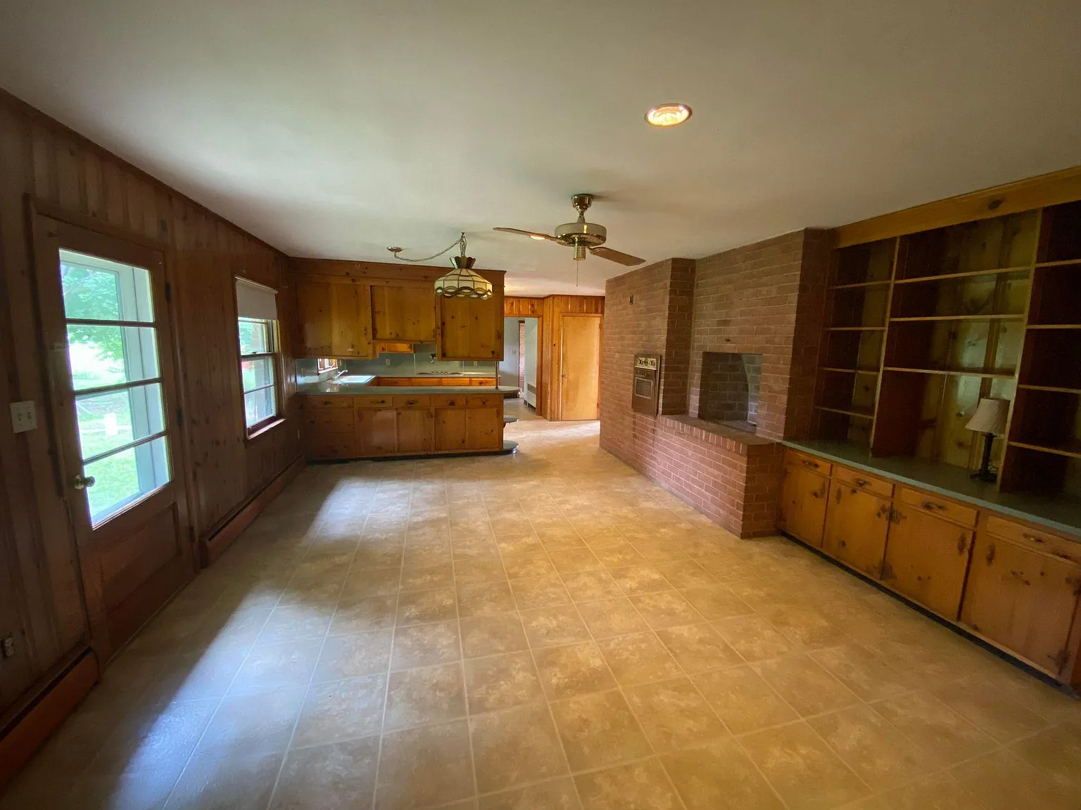 3 bed, 1.5 bath, 2068 sqft, $1,900 — Photo 3
