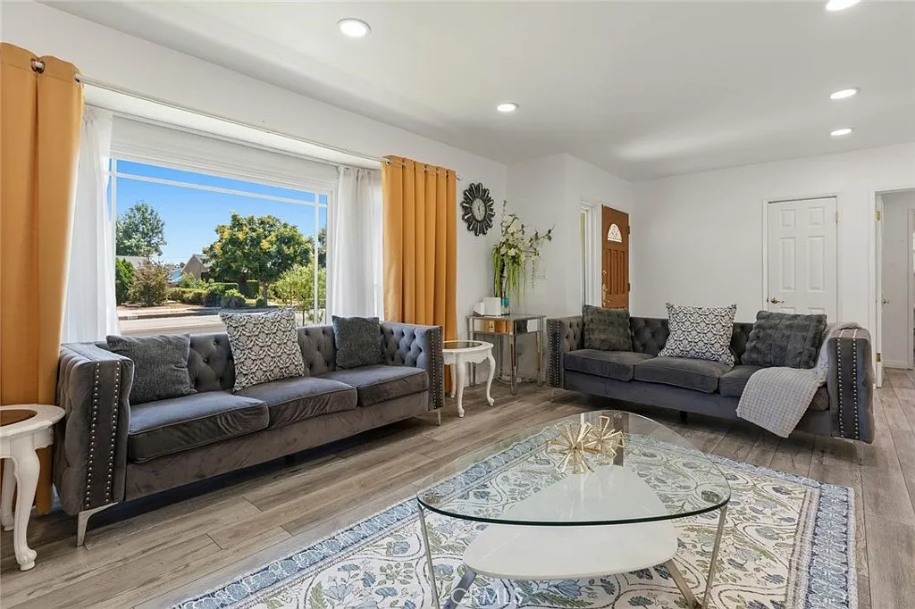 3 bed, 1502 sqft, $5,999 — Photo 3