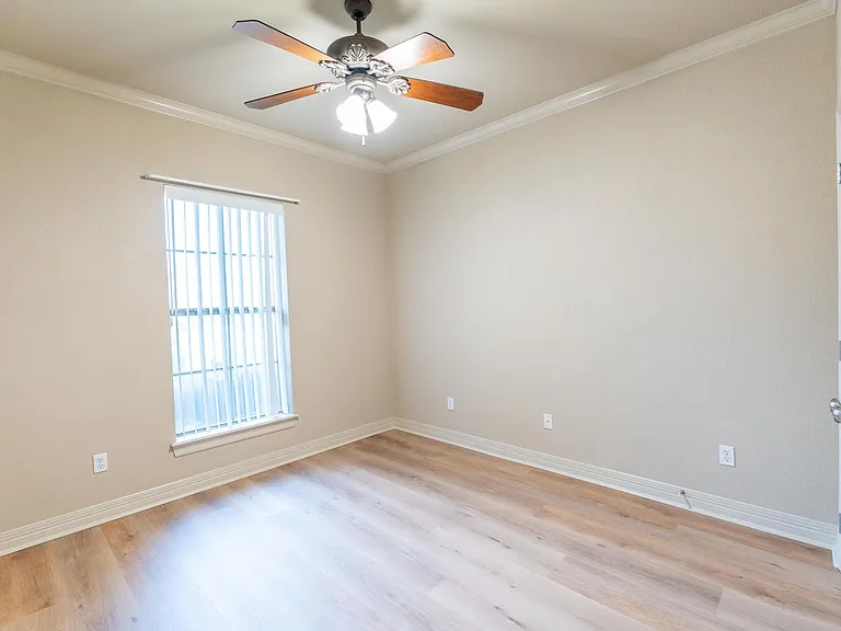 10011 Loveland Ct — Photo 13
