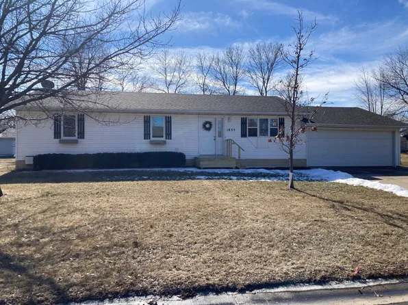 1835 Red Leaf Ct, Windom, MN 56101