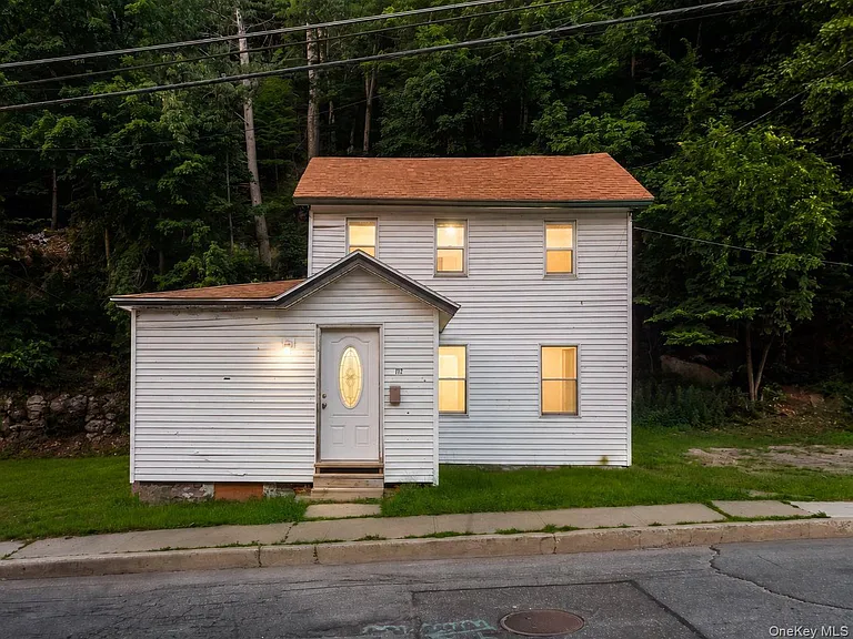 212 Center St — Photo 1