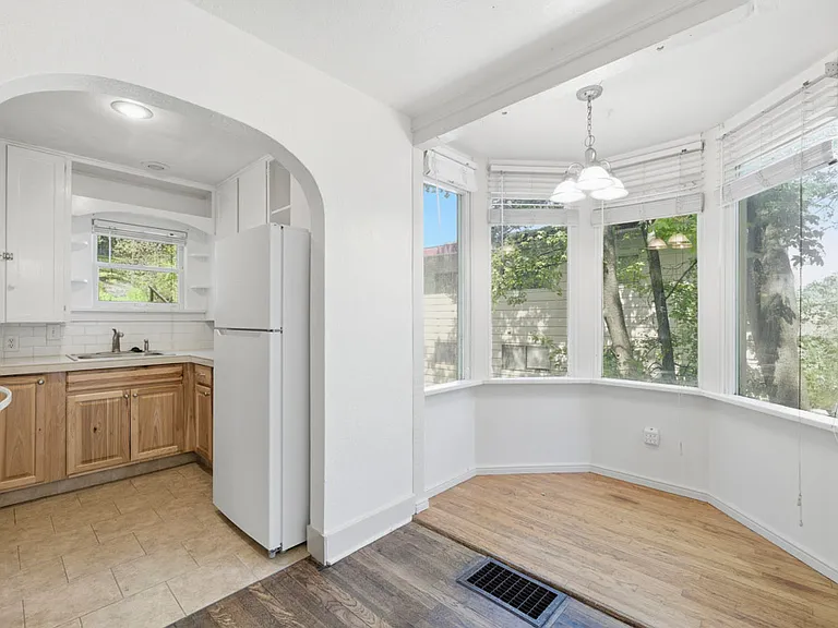 940 NE B St — Photo 4