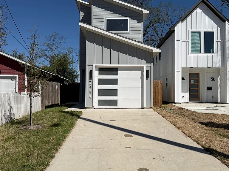 2833 Macon St — Photo 1