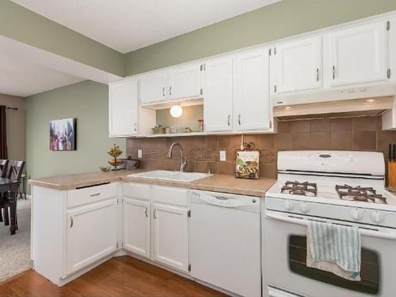 2nd image of 2860 Castleford Ct
