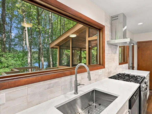 7104 Valley Lake Dr, Raleigh, NC 27612
