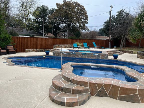 2nd image of 1300 Broadmoor Ln