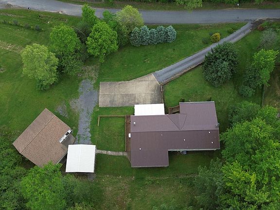 3rd image of 871 Hillcrest Dr