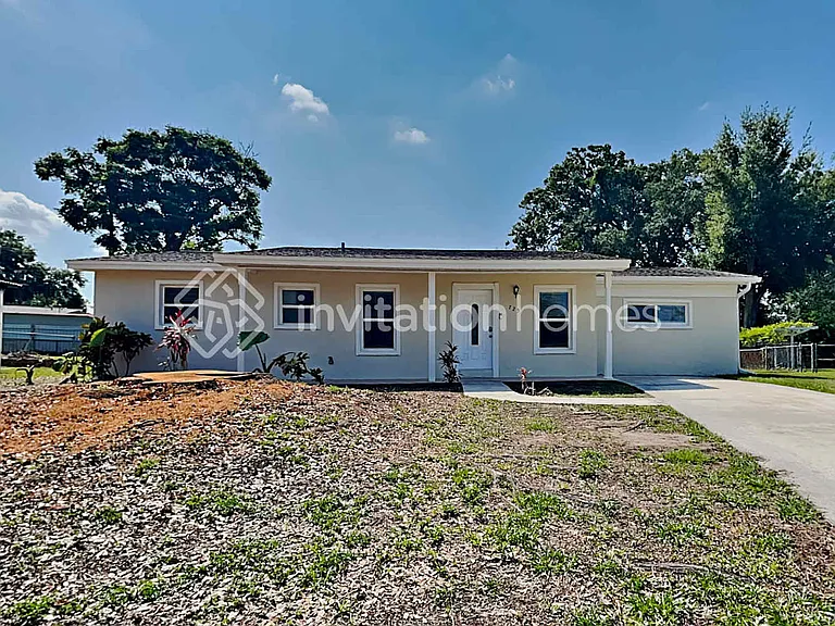 725 Clayton St — Photo 1