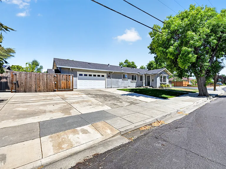 488 Jensen St — Photo 2