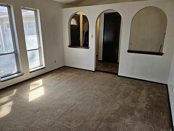 3rd image of 4606 NE Euclid Ave