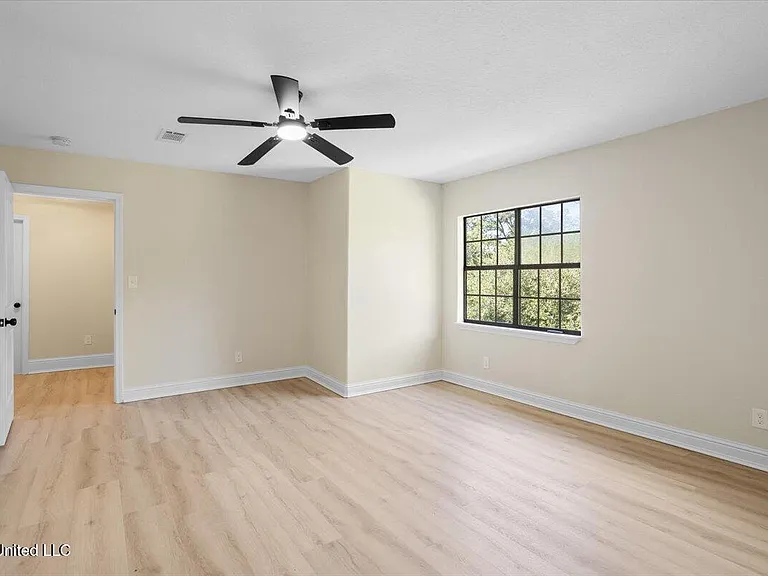 749 E North St — Photo 37
