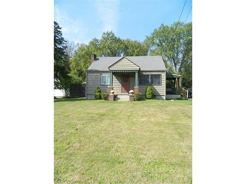 250 Maple Dr photo 1