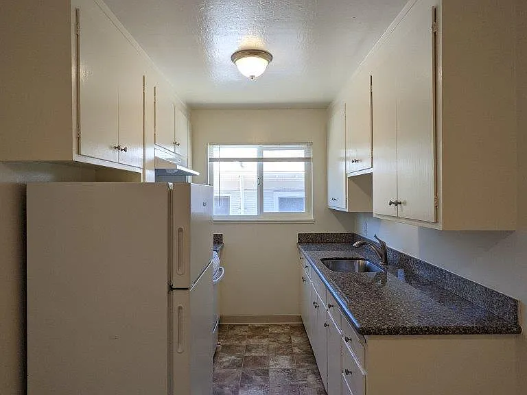 2534 Benvenue Ave — Photo 60