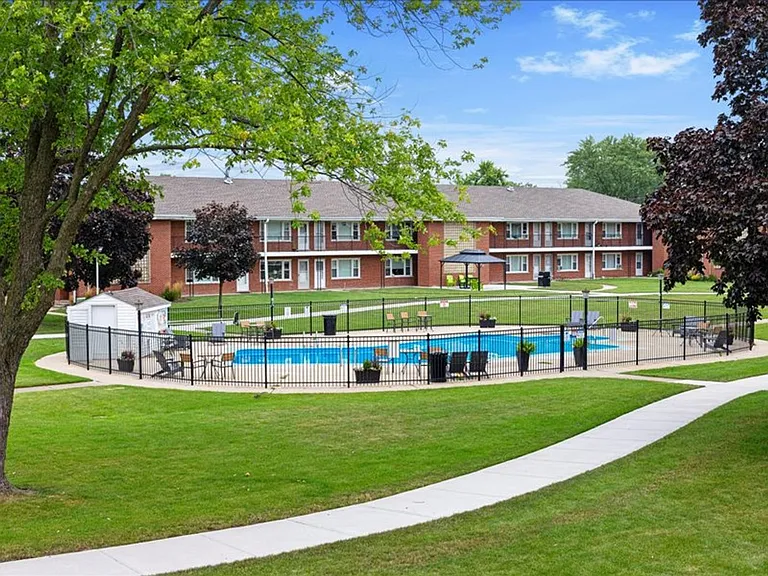 Renovated apartment with pool and parking — Photo 31