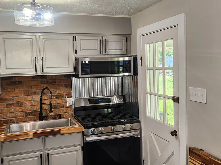 1124 Exter Dr — Photo 5