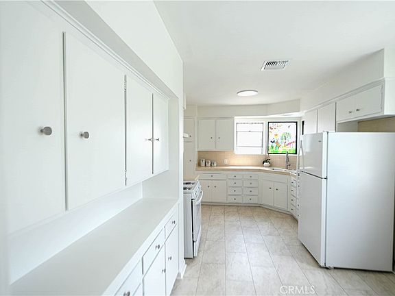 3rd image of 2572 Silver Ridge Ave