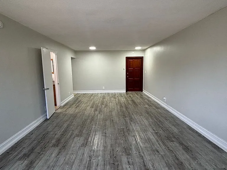 Bellagio Apartments — Photo 26