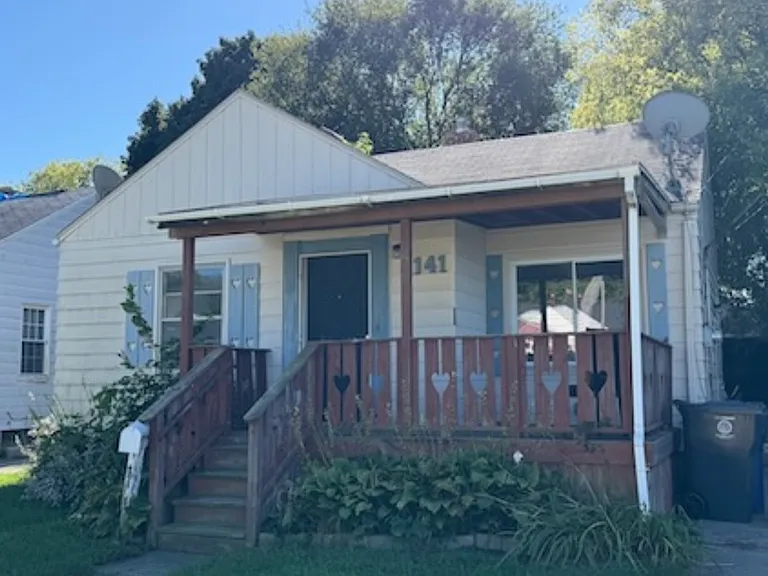 1141 Victoria Ave — Photo 1