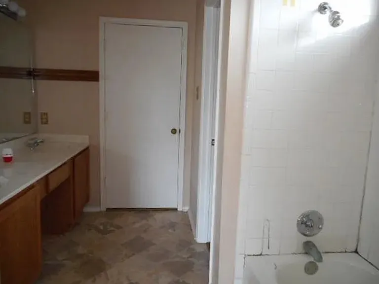 6420 Longmont Trl — Photo 10