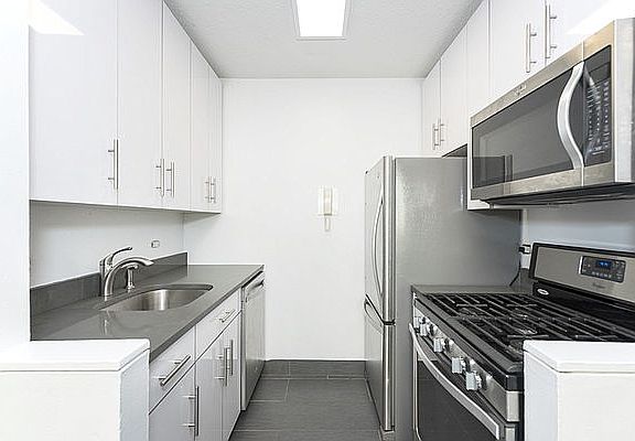 3rd image of 330 W 56th St APT 5H