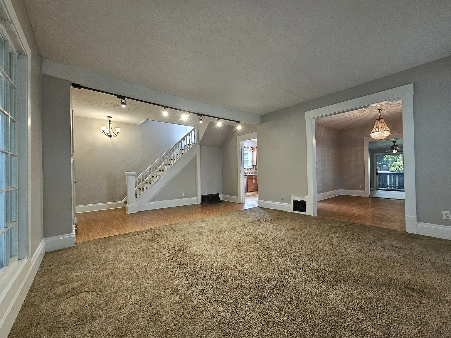 3 bed, 1.5 bath, 1964 sqft, $1,650 — Photo 3