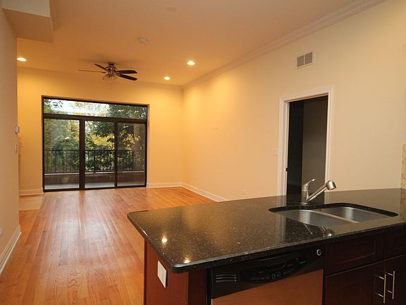 5th image of 4651 N Greenview #203