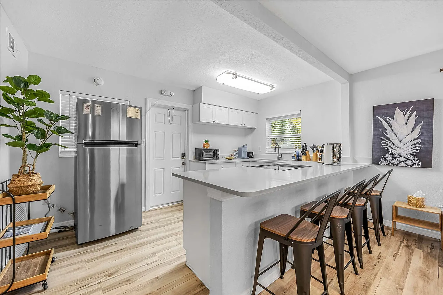 2 bed, 1.0 bath, $2,369 — Photo 3